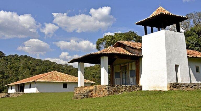 Capela e Casa Grande no Sítio Santo Antônio em São Roque - SP – Foto: Roger Rosa - Wikipédia